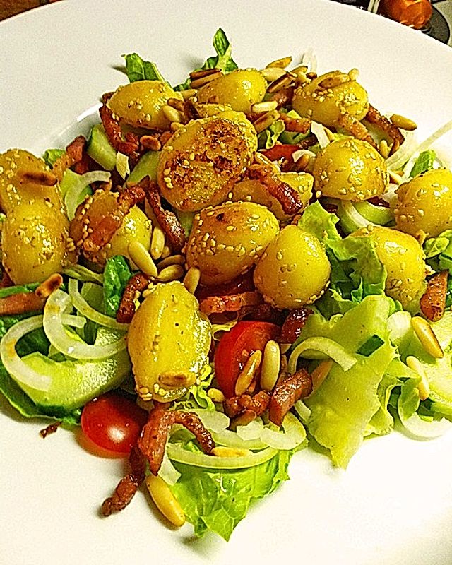 Salat mit gebratenen Sesam-Honig-Mini-Knödeln und Bacon
