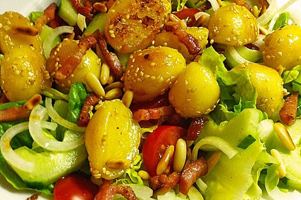 Salat mit gebratenen Sesam-Honig-Mini-Knödeln und Bacon