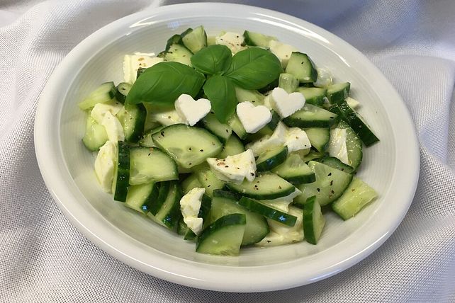 Gurken-Mozzarella Salat von NiniDieKochUndBackmaus| Chefkoch