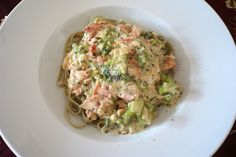 Bandnudeln à la Patriciosa mit Lachs und Brokkoli