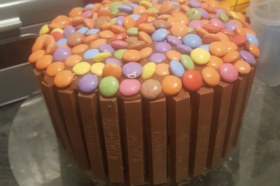 Kitkat-M&Ms-Schokosahne-Regenbogentorte