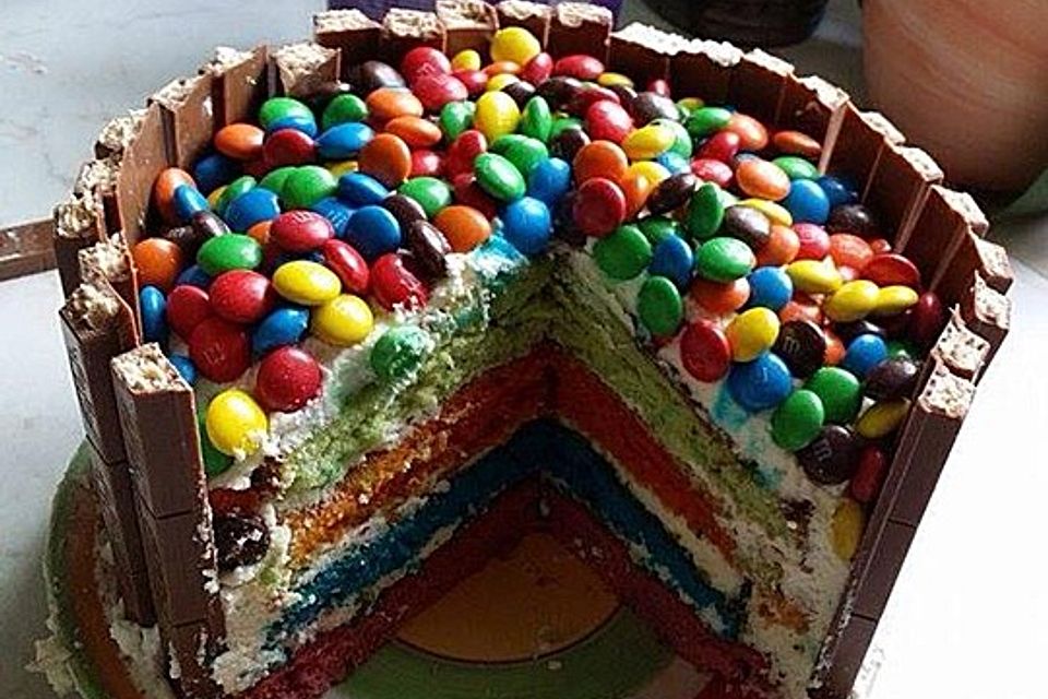 Kitkat-M&Ms-Schokosahne-Regenbogentorte