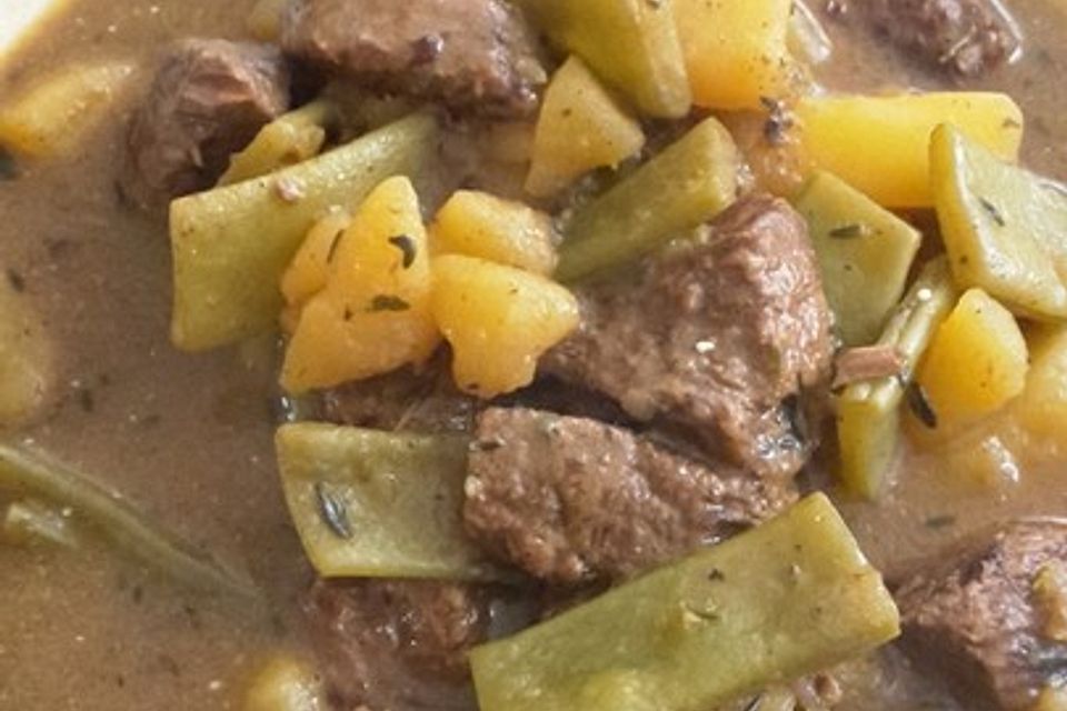 Gulasch mit grünen Bohnen und Kartoffeln