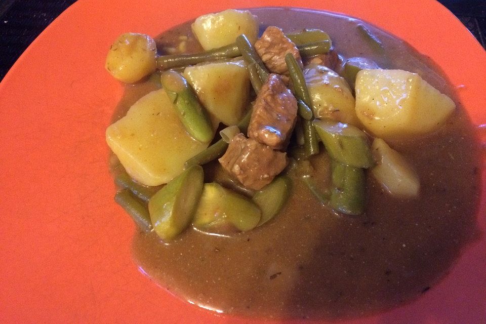 Gulasch mit grünen Bohnen und Kartoffeln