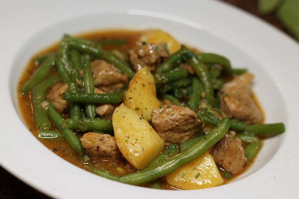 Gulasch mit grünen Bohnen und Kartoffeln