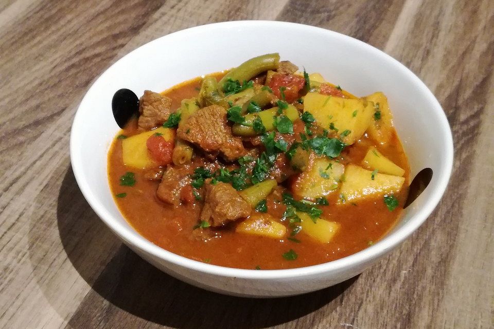 Gulasch mit grünen Bohnen und Kartoffeln