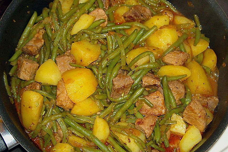 Gulasch mit grünen Bohnen und Kartoffeln