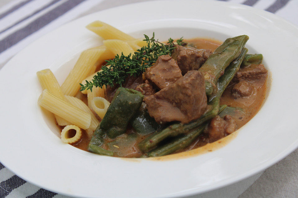 Gulasch mit grünen Bohnen und Kartoffeln