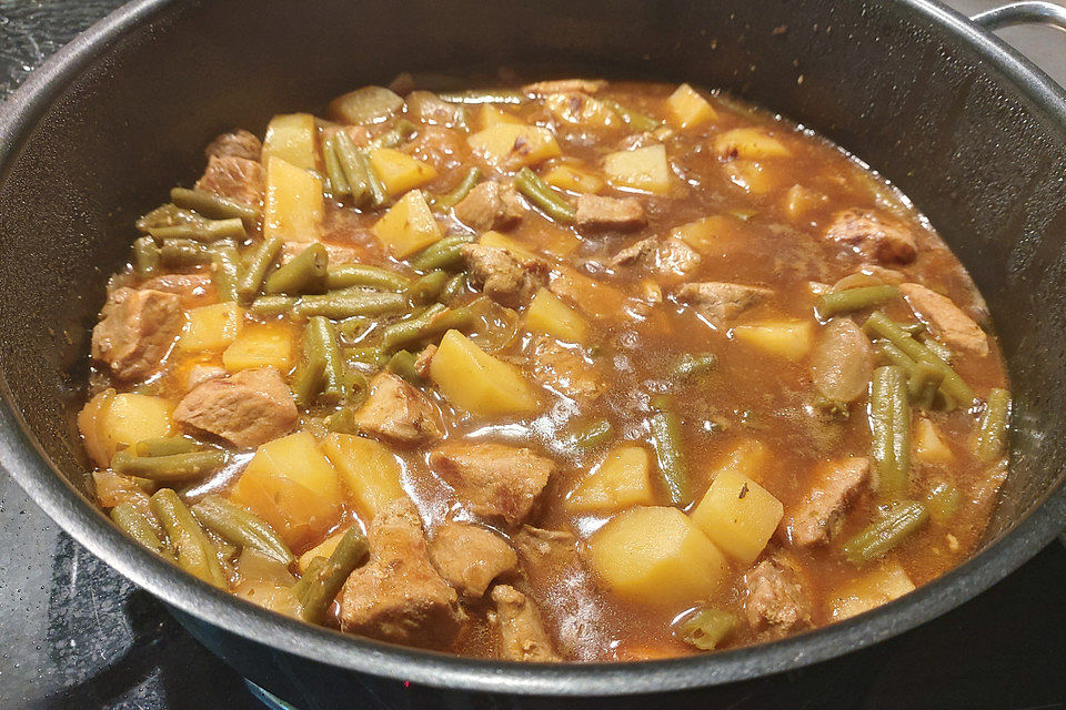 Gulasch mit grünen Bohnen und Kartoffeln