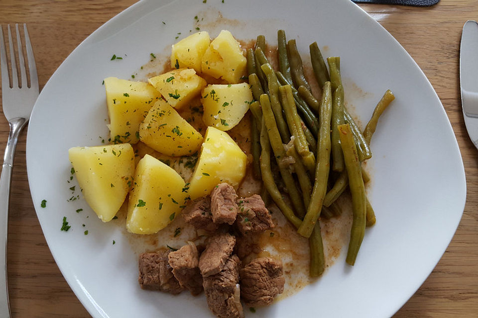 Gulasch mit grünen Bohnen und Kartoffeln