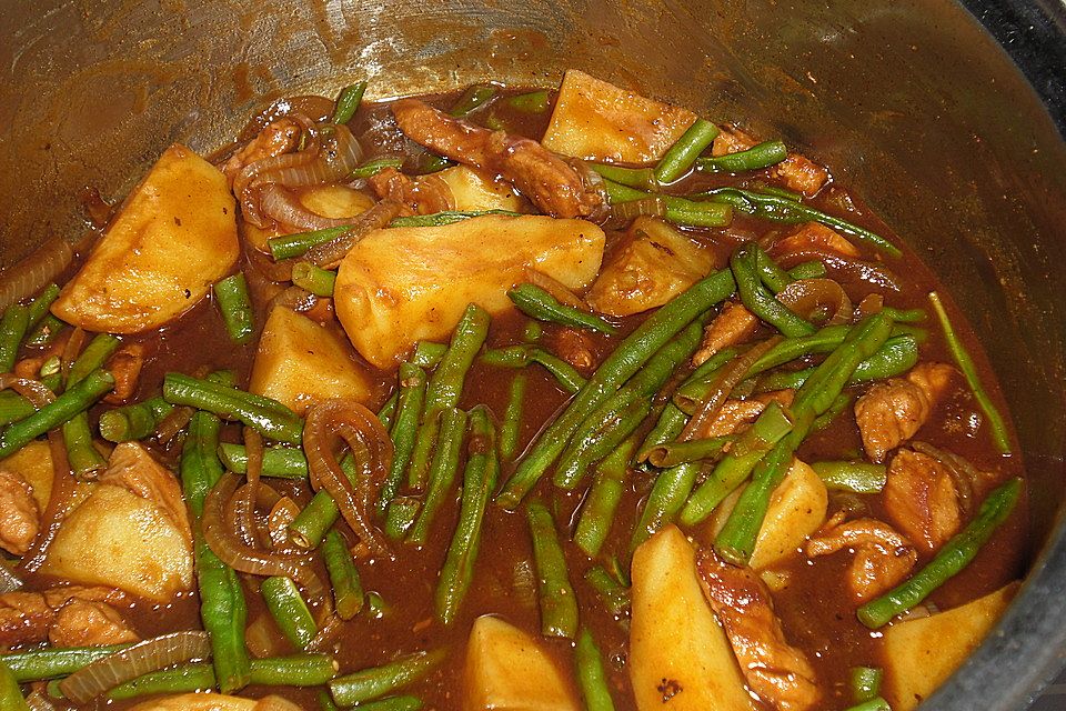 Gulasch mit grünen Bohnen und Kartoffeln