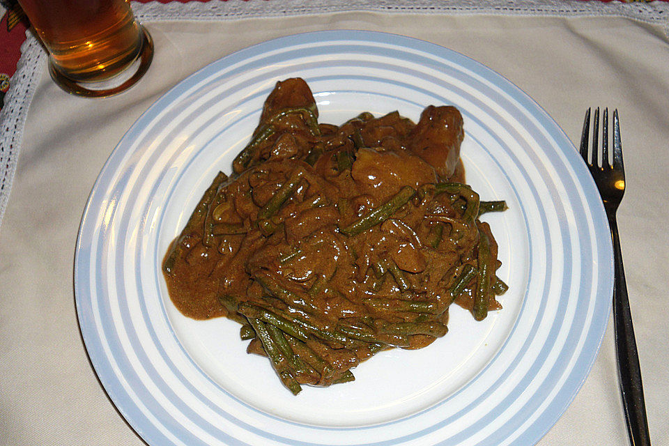 Gulasch mit grünen Bohnen und Kartoffeln