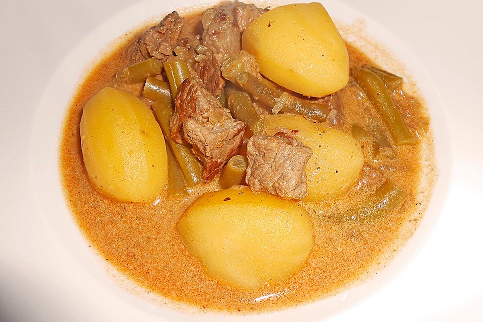 Gulasch mit grünen Bohnen und Kartoffeln