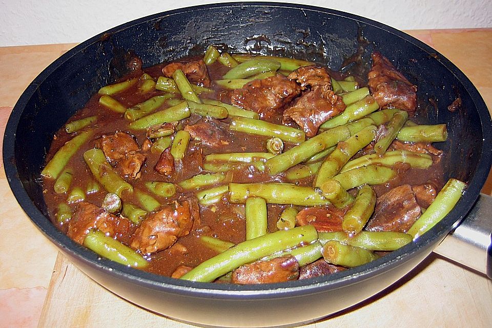 Gulasch mit grünen Bohnen und Kartoffeln