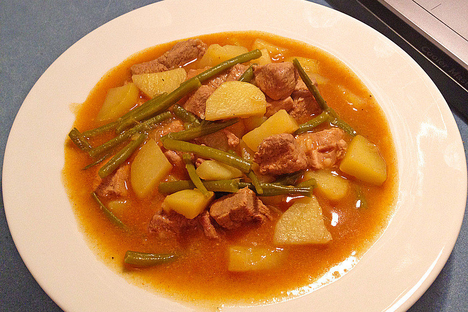 Gulasch mit grünen Bohnen und Kartoffeln