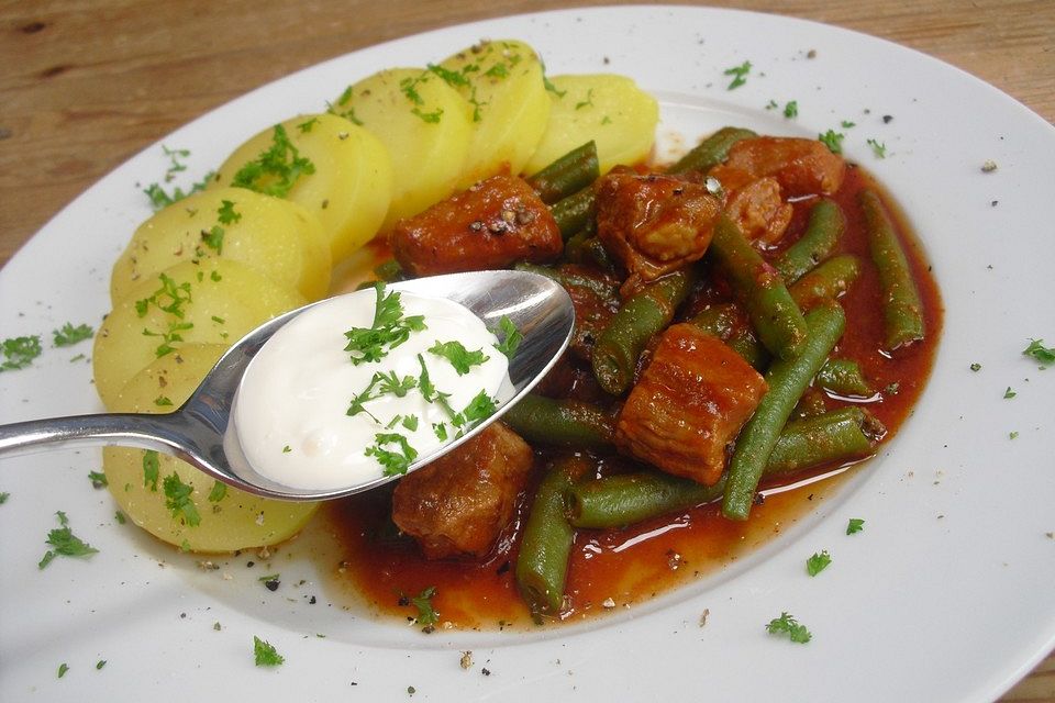 Gulasch mit grünen Bohnen und Kartoffeln