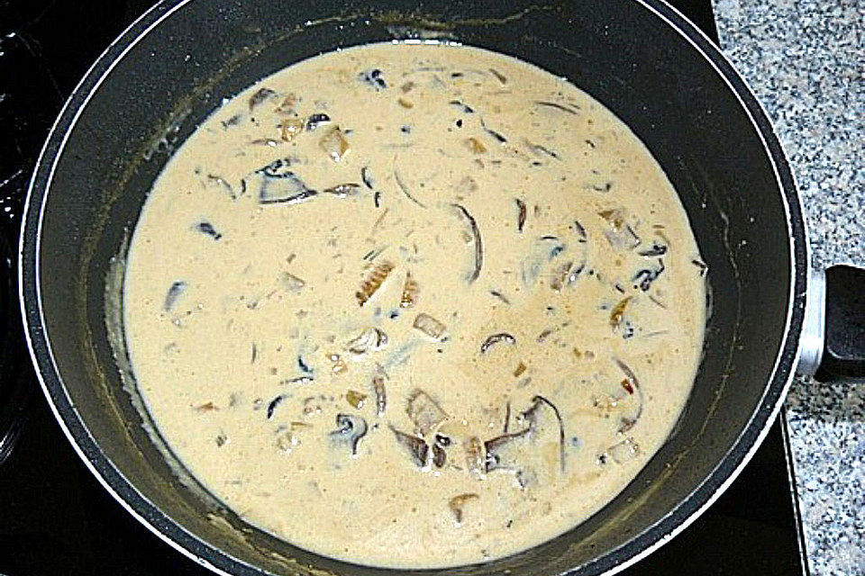 Schweinefilet klassisch mit Champignonsauce und Bandnudeln Schweinefilet klassisch mit Champignonsauce und Bandnudeln