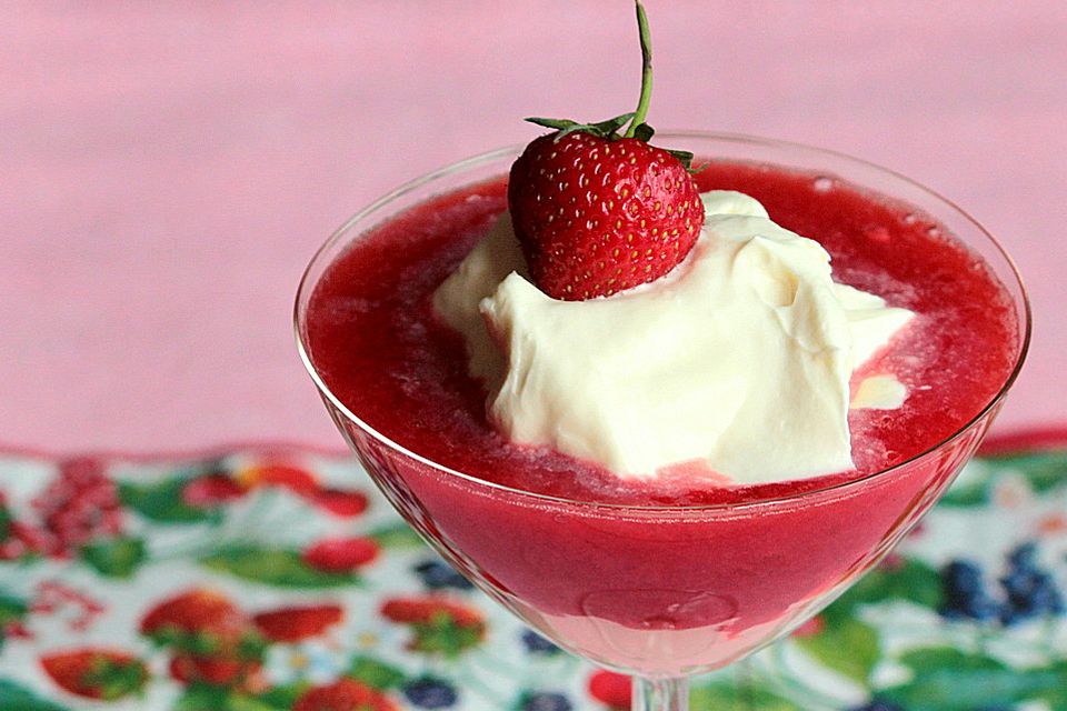 Weiße Schokoladenmousse mit Erdbeermark für Mae West