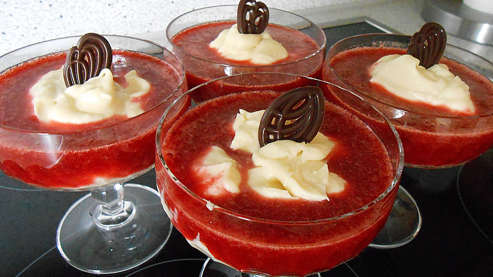 Weiße Schokoladenmousse mit Erdbeermark für Mae West von Guuglhupf Weiße Schokoladenmousse mit Erdbeermark für Mae West von Guuglhupf