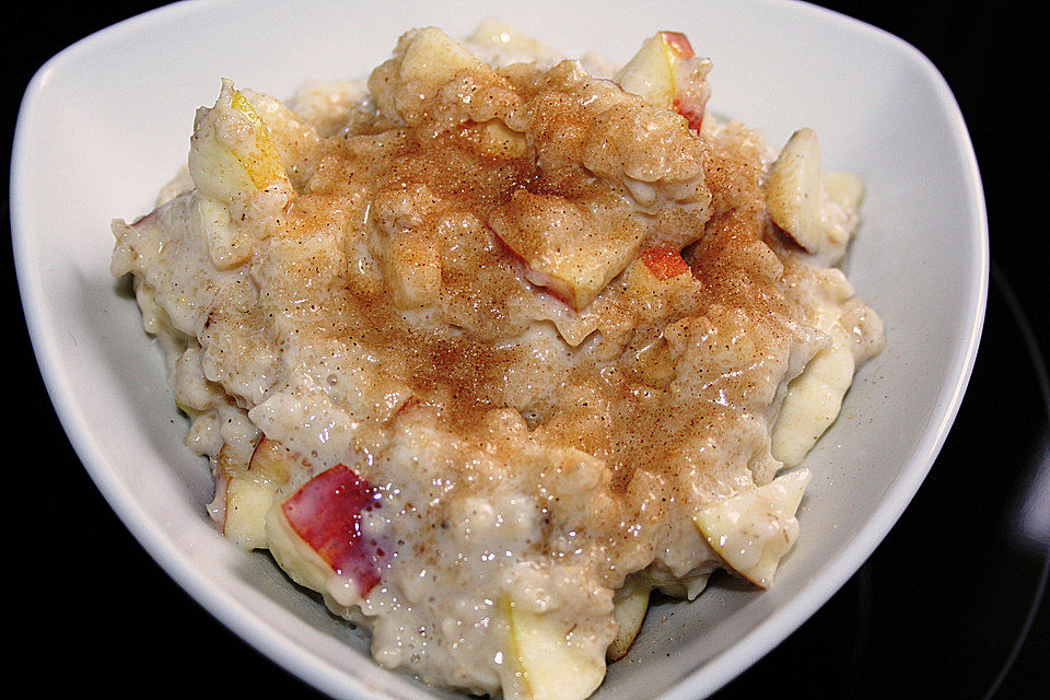 Haferbrei mit frischem Obst und Zimt