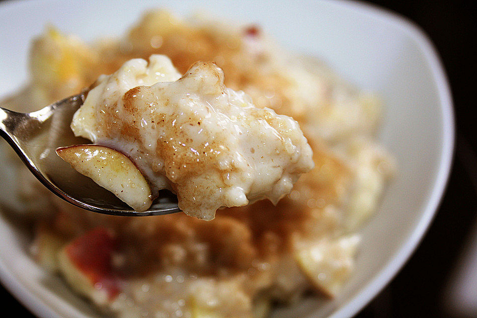 Haferbrei mit frischem Obst und Zimt