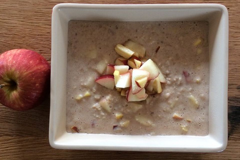 Haferbrei mit frischem Obst und Zimt