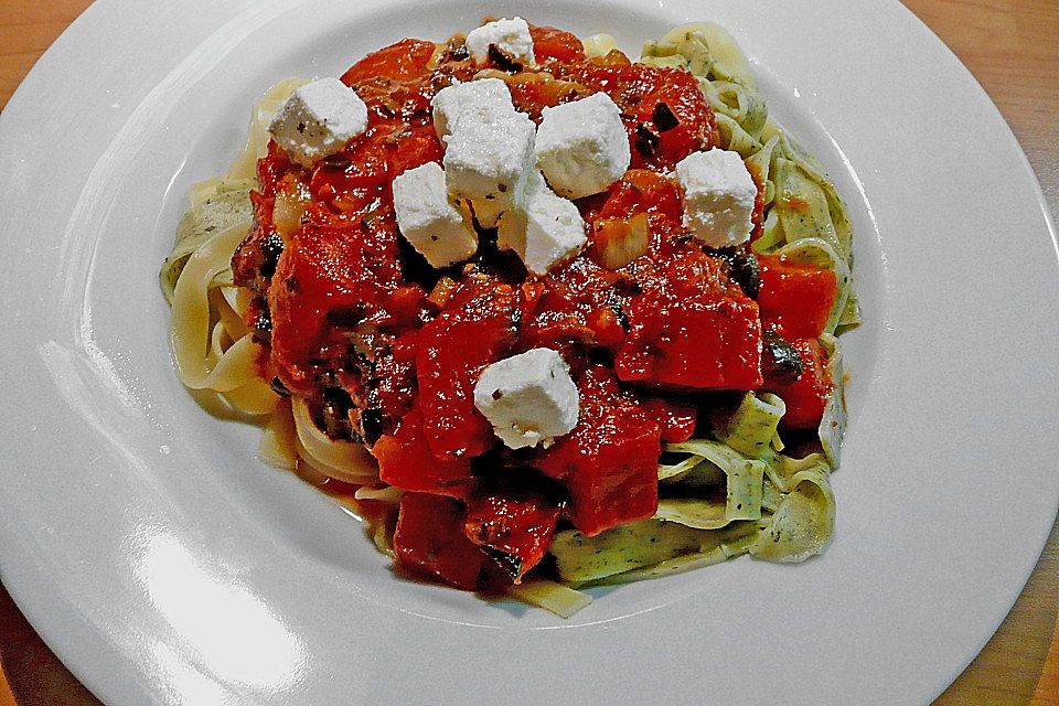 Spaghetti mit Schafskäse und Oliven