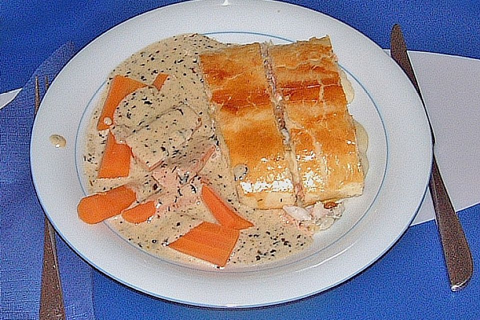 Fischstrudel mit Basilikumsauce, Karotten und Salat