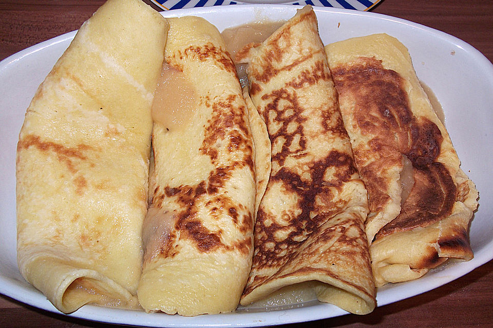 Überbackene Pfannkuchen mit Apfelmusfüllung