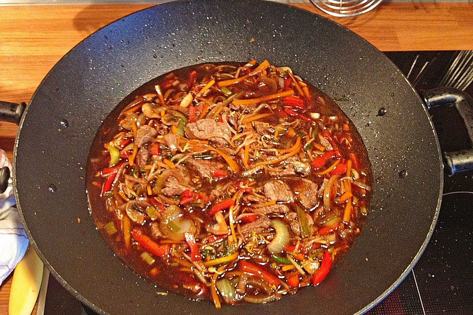 Chop Suey mit Rinderfilet und Reis