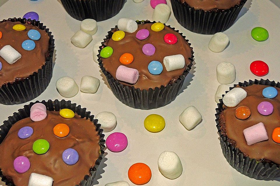 Schokomuffins mit Smarties und Marshmallows