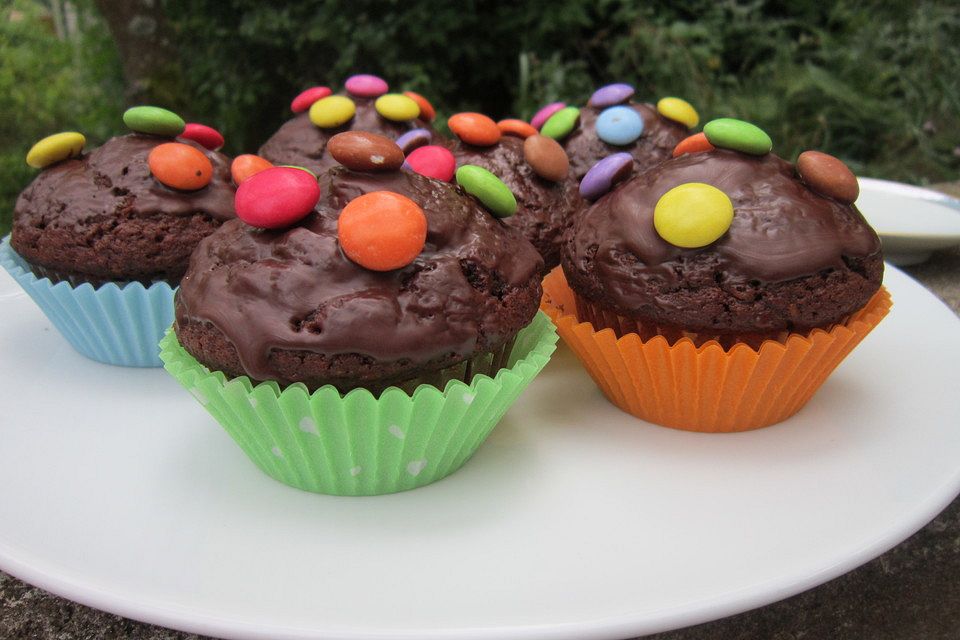 Schokomuffins mit Smarties und Marshmallows