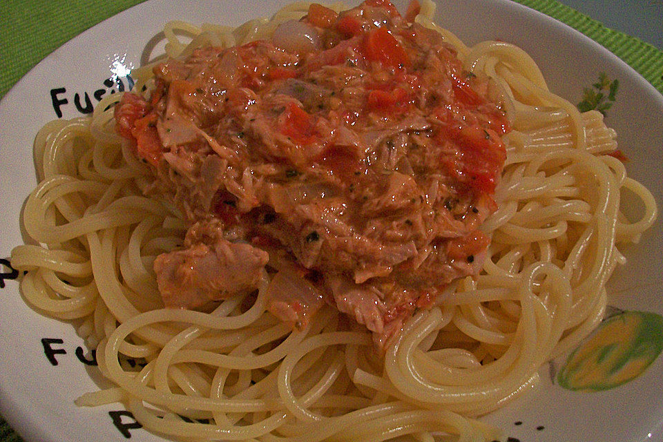 Nudeln mit Thunfisch-Tomaten-Sauce