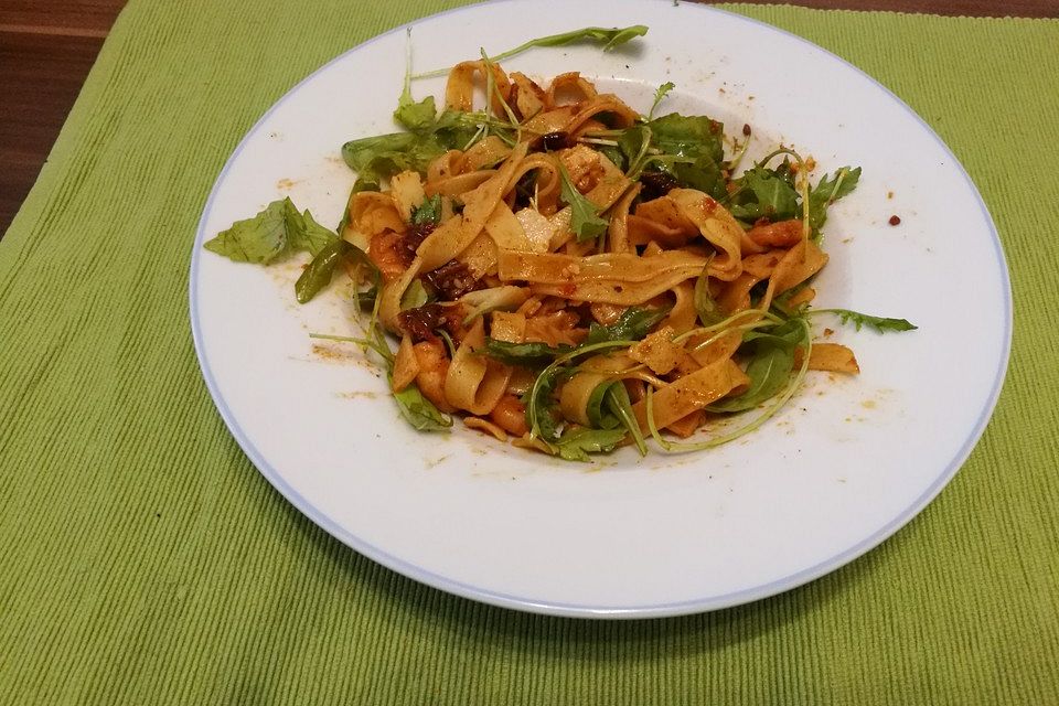 Sommerliche Pasta mit Shrimps, Rucola, getrockneten Tomaten und Zitronensaft