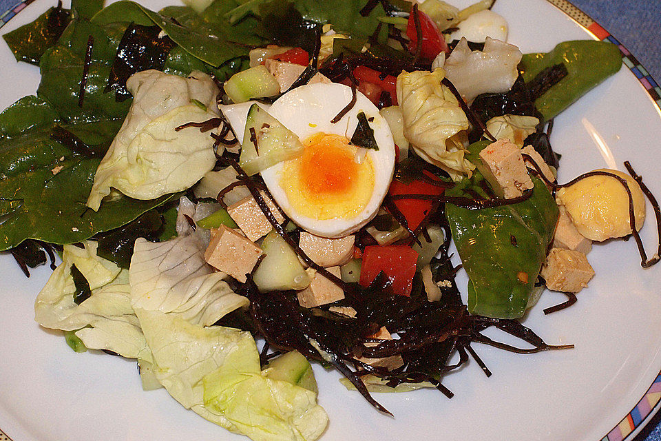 Bunter Sommersalat mit Meeralgen (Arame) und japanischem Dressing