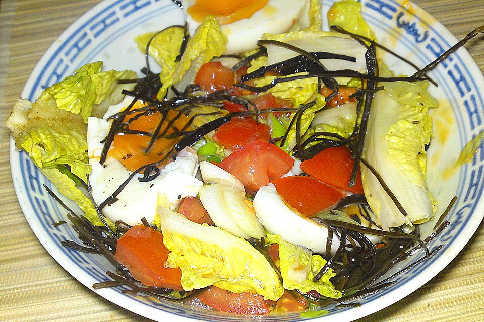 Bunter Sommersalat mit Meeralgen (Arame) und japanischem Dressing