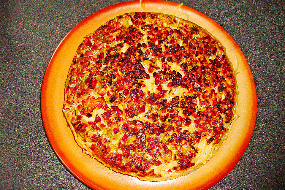 Nudel-Frittata mit Schinken und Lauch