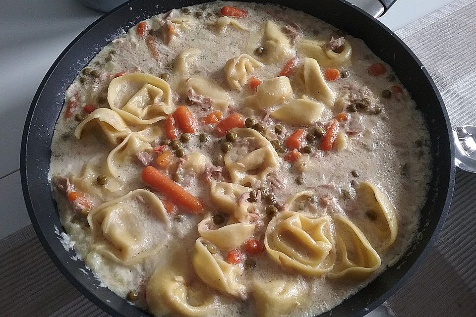 Tortellini mit Erbsen und Thunfisch