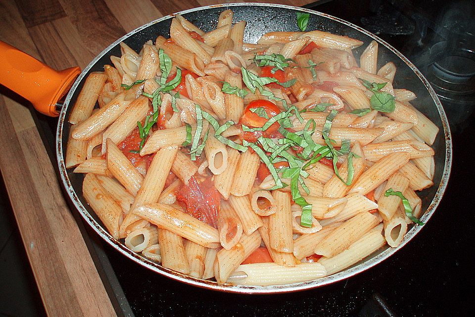 Penne mit geschmolzenen Vanilletomaten