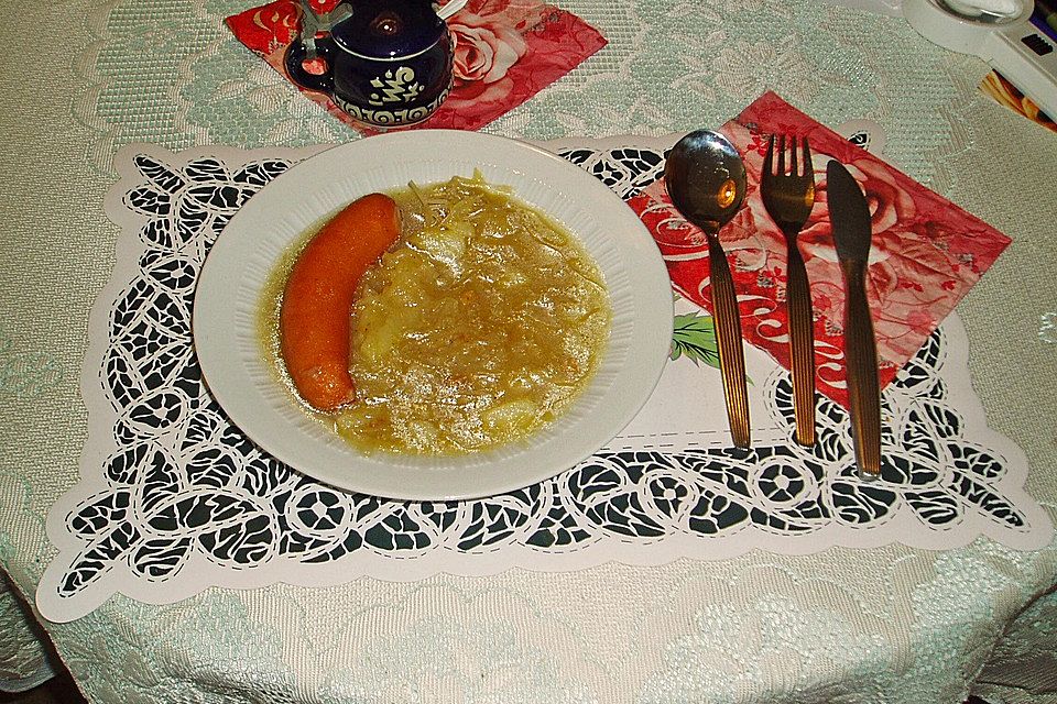 Oma Kädings Kartoffelsuppe mit Sauerkraut