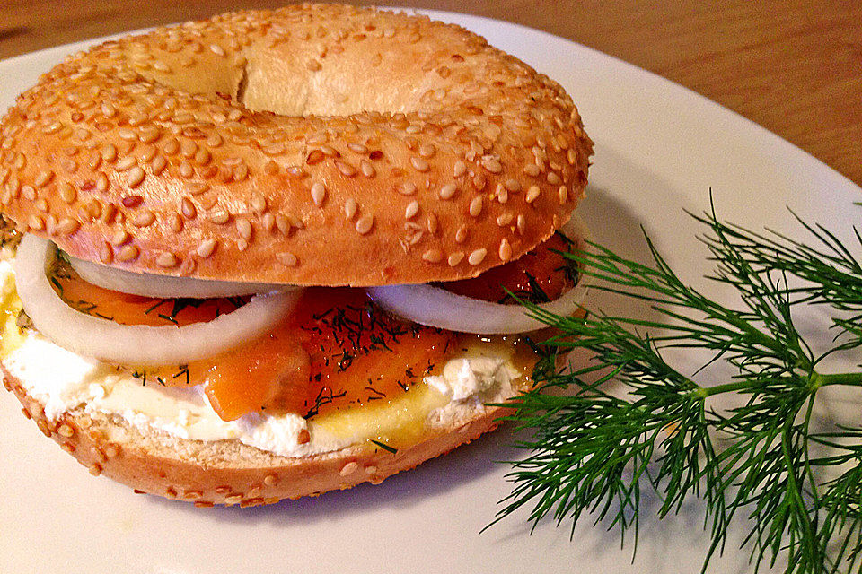 Räucherlachs-Bagel mit Graved Sauce