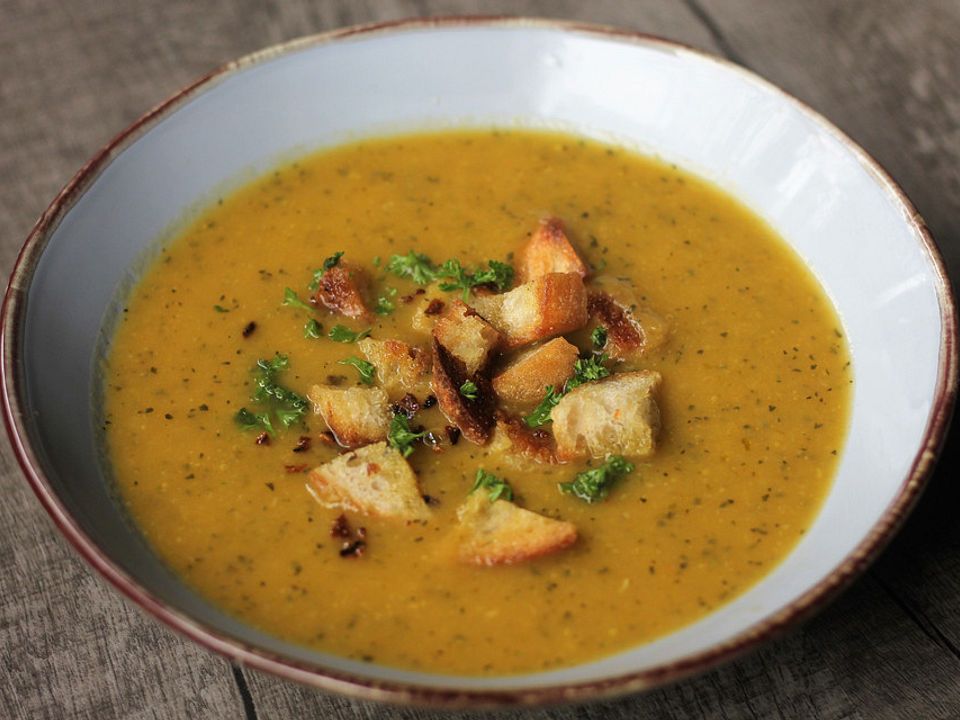 Zucchinisuppe mit Pesto und Knoblauchcroutons von badgirlofparis| Chefkoch