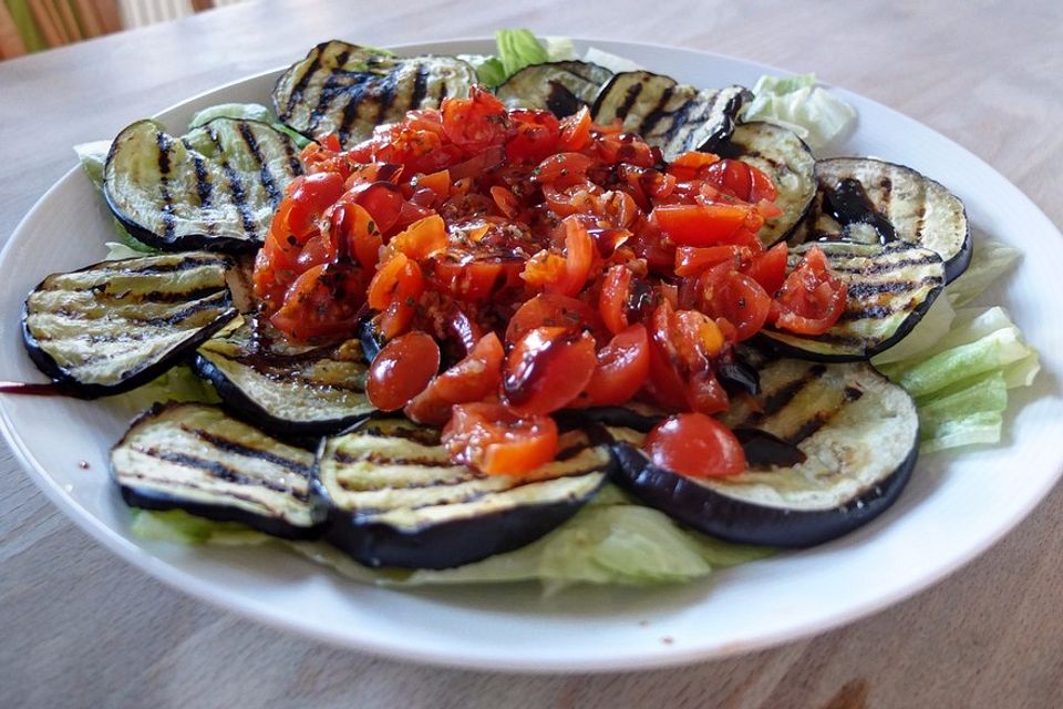 Gegrilltes Auberginen-Carpaccio mit scharfer Tomatensalsa