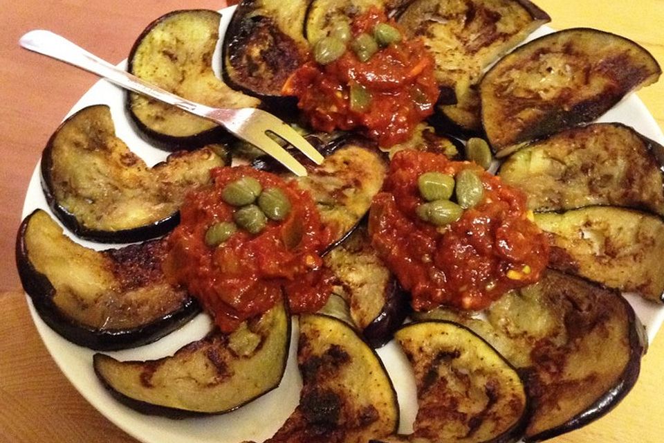 Gegrilltes Auberginen-Carpaccio mit scharfer Tomatensalsa