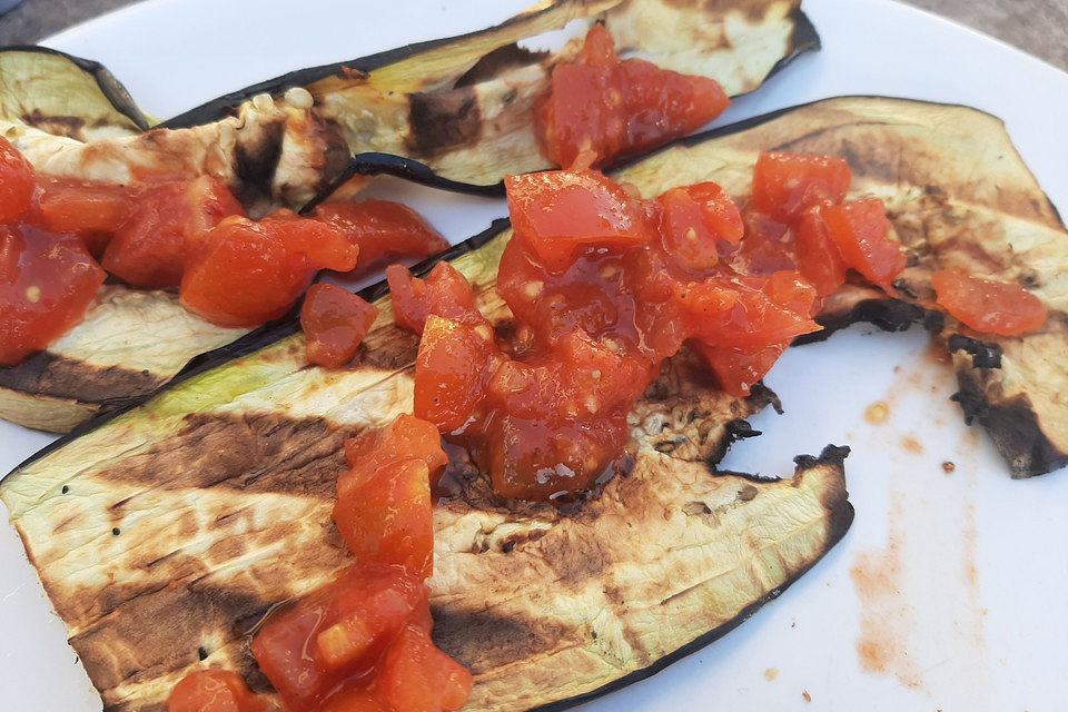 Gegrilltes Auberginen-Carpaccio mit scharfer Tomatensalsa