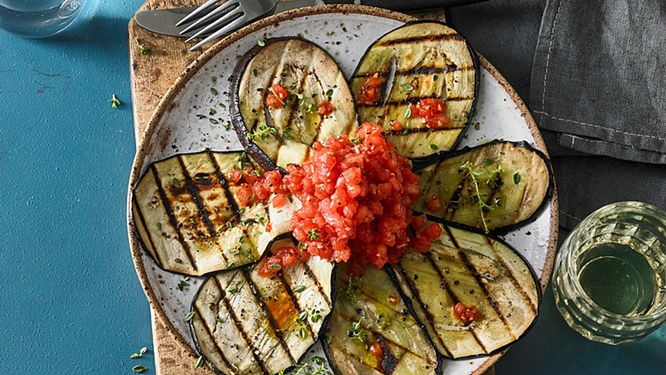 Gegrilltes-Auberginen-Carpaccio-mit-scharfer-Tomatensalsa