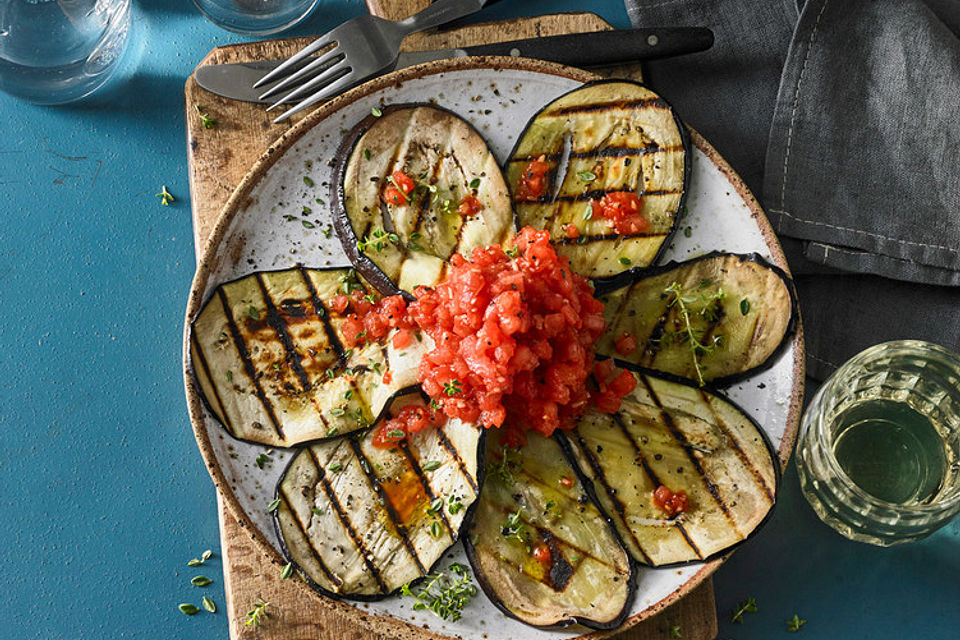 Gegrilltes Auberginen-Carpaccio mit scharfer Tomatensalsa