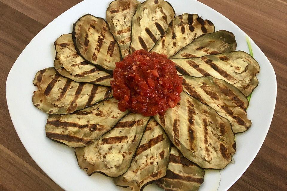 Gegrilltes Auberginen-Carpaccio mit scharfer Tomatensalsa