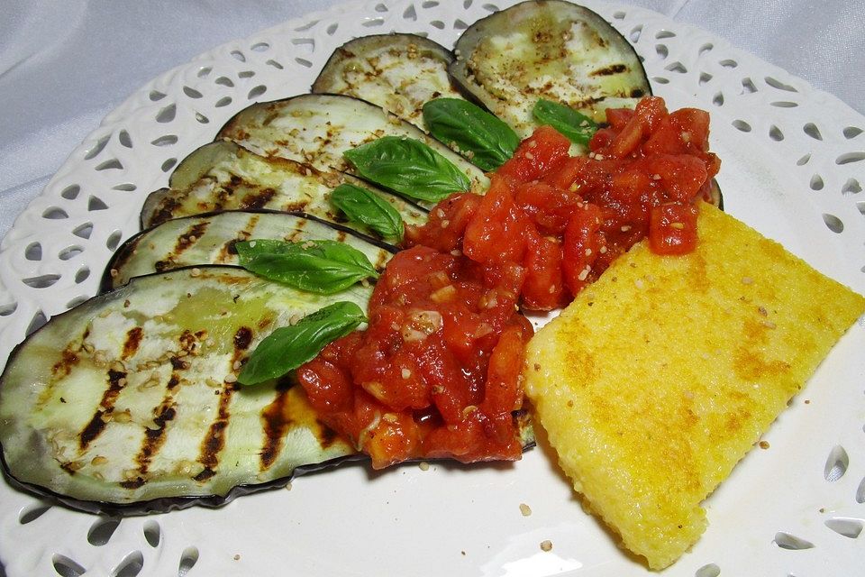 Gegrilltes Auberginen-Carpaccio mit scharfer Tomatensalsa