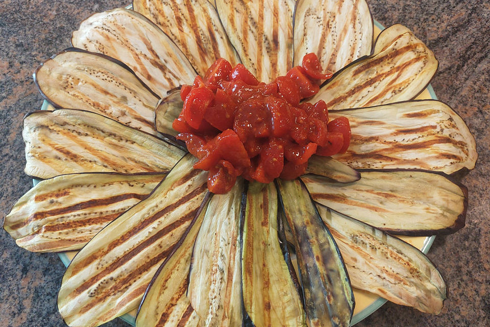 Gegrilltes Auberginen-Carpaccio mit scharfer Tomatensalsa